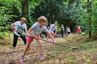 Helfer machen Lunzenauer Park schick - Neben zahlreichen Erwachsenen haben auch Kinder mitgeholfen, beispielsweise beim Rechen von Laub.