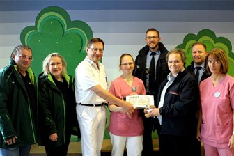 Helfer(n) helfen: Annaberger Kinderklinik erhält vorfristiges Weihnachtsgeschenk - Die Organisatoren und Unterstützer des Blaulichtgottesdienstes: In der Mitte Chefarzt Dr. Ulf Meyer und Dr. Mandy Nestler-Ullmann von der Annaberger Kinderklinik sowie Initiatorin Uta Thiele, Feuerwehr Scheibenberg (3. v. r.).