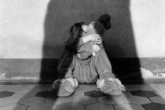 Helfer? Nur mit Führungszeugnis! - Schatten des Zweifels? Ehrenamtliche Helfer in der freien Jugendhilfe sollen künftig nachweisen, dass sie nicht wegen Missbrauchs oder ähnlichem vorbestraft sind.