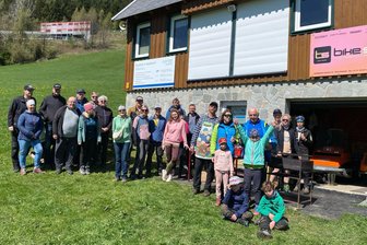 Helfer sammeln Müll am Fichtelberg: Was Skifahrer alles auf Pisten hinterlassen - Vereinsmitglieder und weitere freiwillige Helfer haben sich an der Aktion beteiligt.