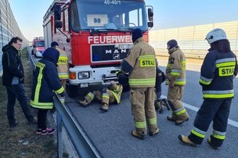 Helfer stranden auf polnischer Autobahn - Bei einem der Fahrzeuge streikte die Wasserpumpe.