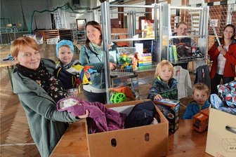 Helfer verknüpfen Basar für Kindersachen in Rebesgrün mit besonderen Aktionen - Mit dem Aufbau der Metallregale in der Turnhalle Rebesgrün fällt für das Helferteam der Startschuss für den nächsten Kindersachenbasar.