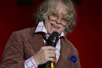 Helge Schneider erobert das Naturtheater Bad Elster im Sturm - Helge Schneider ritt als „Der letzte Torero" am Samstag im Naturtheater Bad Elster ein und begeisterte das Publikum mit Improvisation, Nonsens und einer Liebeserklärung.