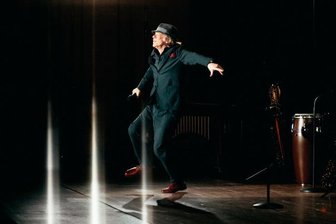 Ernsthaft lustig: Helge Schneider (ohne Torero-Kostüm) in der Stadthalle Chemnitz.