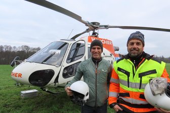 Helikopter-Einsatz über dem Werdauer Wald: Laubbäume lernen das Fliegen - Pilot Hans Allemann (links) und sein Kollege Sebastian Büchel kümmern sich in dieser Woche um den Flugbetrieb im Werdauer Wald. Am Rohrteich werden mithilfe eines Helikopters morsche Bäume ausgeflogen.