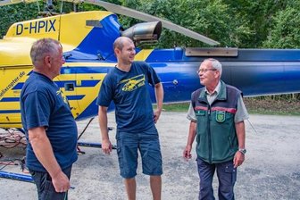 Helikopter kreist über Wald: Hilfe gegen saure Böden - Ingolf Zirnstein (rechts) ist im Forstbezirk Eibenstock für Waldökologie und Naturschutz zuständig. Er koordiniert seit vielen Jahren die Bodenschutzkalkung. Mit Michael Hebele (links) und Christian Enders von der Firma Helix aus Baden-Württemberg traf er dazu Absprachen.