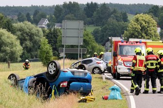 Helikopter nach schwerem Unfall auf S 200 in Lichtenau im Einsatz - Am Mittwoch prallten auf der S 200 bei Ottendorf in Lichtenau zwei Pkws zusammen.