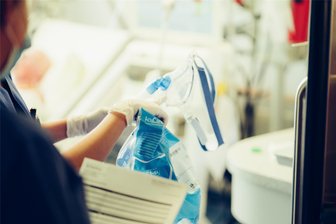 Helios-Klinik Leisnig erweitert Angebot für Heimbeatmung - Eine Beatmungsmaske auf der Intensivstation.