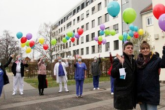 Kristina Groß und Yves Langhammer sind stolze Eltern. Ihre Lene kam sieben Wochen zu zeitig auf die Welt. Stellvertretend für alle Frühchen, die in den vergangenen zwölf Monaten in Aue geboren wurden, ließen sie am Dienstag mit Ärzten und Pflegekräften 41 bunte Luftballons steigen.