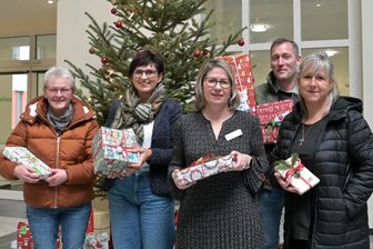 Helios-Klinikum Aue: Weihnachtswunschbaum-Aktion erfüllt 140 Wünsche - Geschenke vom Helios-Weihnachtswunschbaum sind an die Diakonie-Einrichtungen übergeben worden (v. l.) Petra Loos von der Uma-Einrichtung Schwarzenberg, Mandy Dietel, die Leiterin des Helios Bildungszentrums Aue, Helios-Pflegedirektorin Beatrix Halama, Matthias Müller für die Tagesgruppe, das Kinderheim in Oelsnitz und das Uma-Heim in Oelsnitz und Jana Schönfelder vom Kinderheim für Kinder und Jugendliche mit Behinderung und Uma-Heim in Eibenstock.