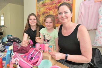 Helios-Klinikum in Aue veranstaltet zweiten Kindersachenmarkt - Maryana, Alissa und Janka Egermann aus Albernau hatten beim ersten Kindersachenmarkt im März einiges zum Verkauf angeboten.