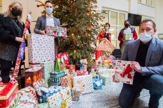 Helios-Mitarbeiter erfüllen Wünsche - Im Foyer des Helios-Klinikums Aue gab es erstmals einen Wunschbaum. Vertreter von Kinderheimen und des Klinikums freuen sich über die gelungene Aktion. 
