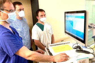 Helios startet mit digitaler Akte - Auf der Station von Oberarzt Martin Mordel (l.) und Bereichsleiter Thomas Bretschneider hat die digitale Patientenakte Einzug gehalten. Computerexperte Frank Hasse (M.) ist bei Fragen zur Stelle.