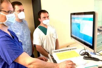 Helios startet mit digitaler Patientenakte - Auf der Station von Oberarzt Martin Mordel (l.) und Bereichsleiter Thomas Bretschneider hat die digitale Patientenakte Einzug gehalten. Computerexperte Frank Hasse (M.) ist bei Fragen zur Stelle.
