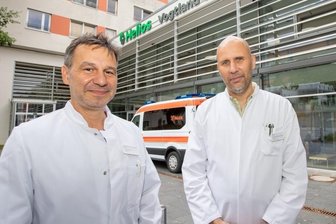 Helios Vogtland-Klinikum eröffnet neue Lungenklinik - Marco Theilig (links) übernimmt als Chefarzt die Leitung der neuen Klinik für Lungenheilkunde, Schlafmedizin und Infektiologie. Jens Weise ist Chefarzt und Ärztlicher Direktor des Helios Vogtland-Klinikums.