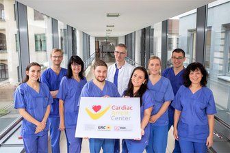 Helios Vogtland-Klinikum Plauen: Spezialisierte Versorgung nach Herzstillstand erhöht Überlebenschancen - Mitarbeiter des Helios Vogtland-Klinikums freuen sich über die wiederholte Zertifizierung als Cardiac Arrest Center.