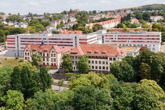 Helios Vogtland-Klinikum Plauen unterstützt soziales Engagement seiner Mitarbeitenden - Das Helios Vogtland-Klinikum Plauen aus der Luft betrachtet.