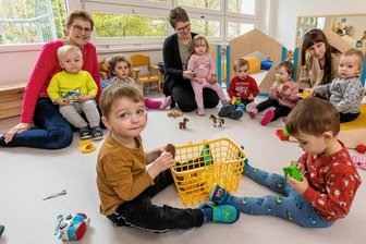 Hell, bunt, neu: Kita Flachsröste in Marienberg gehört wieder ganz den Kindern - Erzieherin Hanna Günther, Leiterin Katrin Viertel und Erzieherin Lea Müller (hinten v. l.) spielen mit Kindern der Mäuse-Gruppe in einem der frisch sanierten Krippenräume.