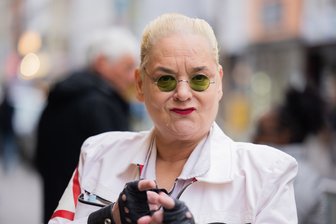 Sie gehört zu den beliebtesten Komikerinnen Deutschlands: Hela von Sinnen. 