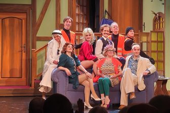 Helle Freude an dunklen Tagen: Theater Döbeln zelebriert „nackten Wahnsinn“ - Die neun Schauspielerinnen und Schauspieler des Mittelsächsischen Theaters haben bei der Premiere in Döbeln eine reife Leistung abgeliefert und genossen den Applaus.