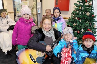 Helle Kinderstimmen wecken Erinnerungen bei Hohndorfer Senioren - Sandra Wolf, Erzieherin im Kindergarten "Saatkorn", überbrachte gemeinsam mit den Mädchen und Jungen musikalische Grüße an die Heimbewohner.