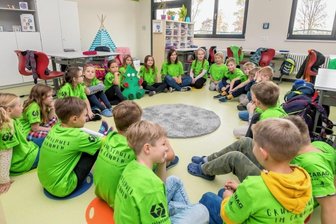 Helle Räume, mehr Platz zum Spielen - Neue Schule eröffnet - Die 20 Drittklässler von Lehrerin Sabrina Emmrich freuen sich über ihr neues Klassenzimmer. Gemeinsam überlegen sie, was ihnen hier besser gefällt als in ihrer alten Schule im Ortsteil Waldkirchen.