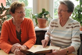 Hellmuth Karasek ging vor 65 Jahren in Stollberg zur Schule - Blättern Luise-Maria Oesen (links) und Renate Hufnagl aus Thalheim in alten Schulunterlagen, gibt es auch viel zu lachen. Gemeinsam bereiten sie derzeit ihr Klassentreffen vor. Ihr ehemaliger Mitschüler Hellmuth Karasek hat ihnen allerdings eine Absage erteilt.