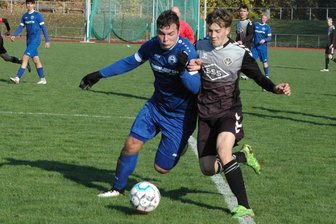 Hellseherische Fähigkeiten: Jugendtrainer von Barkas Frankenberg sagt Siegtreffer kurz zuvor an - Luis Schubert (l.) knickte in der ersten Halbzeit um, biss sich nach einer kleinen Pause aber durch. Die A-Junioren von Barkas gewannen in letzter Minute beim Döbelner SC.