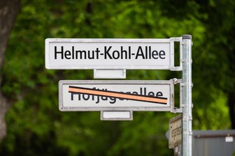 Helmut-Kohl-Allee in Berlin offiziell eingeweiht - In Berlin trägt eine Allee nun den Namen von Helmut Kohl.