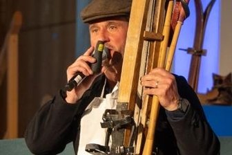 "Hempels Rumpelkammer" zeigt Raritäten in Geyers Rathaussaal - Organisator Andreas Fischer präsentierte auch seine Ausrüstung, die er zum Jubiläums-Vasaloppet 2022 dabei hatte. 