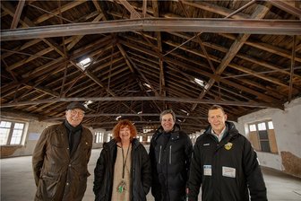 Hempelsche Fabrik soll eine Perle Plauens werden:  GK Software investiert Millionen in IT- und Kreativschmiede - Das Obergeschoss beeindruckt mit einer freitragenden Deckenkonstruktion: GK-Software-Chef Rainer Gläß kam direkt unterm Dach mit den Elsteraue-Nachbarn Bernhard Weisbach (links), Margitta Schier von den Weberhäusern und Unternehmer Bernd Märtner (rechts) ins Gespräch. 