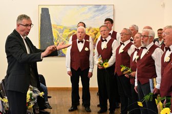 Hendrik Dienel: Bäckerfahrer aus Hetzdorf leitet preisgekrönten Männerchor in Freital - Hendrik Dienel aus Hetzdorf dirigiert im Steigersaal auf Schloss Burgk in Freital den Poisentaler Männerchor.