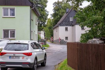 Hennersdorf: Anwohner fordern Tempo 30 auf der Holperpiste - Eine stellenweise enge Holperpiste ohne Gehweg: Die Zschopauer Straße in Hennersdorf. In gut zwei Wochen gibt es wieder neue Grundschüler, deren Schulweg auch am Straßenrand entlang führt.