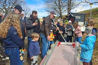 Hennersdorf im Hühnerfieber: Lustiges Hennen-Rennen begeistert Groß und Klein - Beim Hennen-Rennen in Augustusburg traten Hennen gegeneinander an.