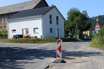 Hennersdorf: Schaden am Straßenrand wird markiert statt repariert - Die Warnbake in Hennersdorf soll vor einer Gefahr warnen, ist aber selbst gefährlich.