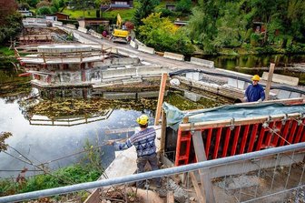 Hennersdorfer Brücke soll dieses Jahr befahrbar sein - Mitarbeiter der Baufirma Krause entfernen die Schalung an einem der neuen Auflagepunkte für die stählernen Brückenteile, die jeweils knapp 20 Meter lang sind. 