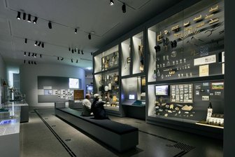 Hennersdorfer fertigen Riesenvitrine für Berliner Dokumentationszentrum - Mit beeindruckenden Maßen von vier mal acht Metern und 80 Zentimetern Tiefe vermittelt die Großvitrine "Heimatstube" einen Einblick in die Erinnerungskultur Vertriebener.