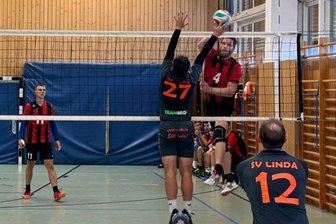 Hennersdorfer Volleyballer starten makellos in die neue Saison - Der Hennersdorfer Jan Grunert (r.) im Angriff. Jonas Kiulies vom SV Linda streckt sich vergebens.