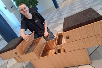 Hennersdorferin baut als Gesellenstück einen XL-Nähkasten - Lucia Benz aus Hennersdorf hat einen XL-Nähkasten mit Regalboden, Schub- und Klappenfach als Gesellenstück gebaut. Dort will sie sie ihre Kreativsachen verstauen.