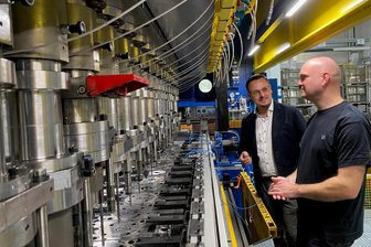 Henngineered Heinsdorf: Die nächste Drei-Millionen-Presse ist da - doch beim Personal dafür steht die Firma unter Druck - Henngineered-Standortleiter Matthias Wissel (links) und Produktionsleiter Tobias Bachmann vor den derzeit 18 in der neuen Presse montierten Ziehstufen, mit denen Teile der in nahezu jedem Auto verbauten Schlauchkupplungen hergestellt werden - gepresst wird in Unterheinsdorf, montiert werden die Teile in Werk II im Kalten Feld.