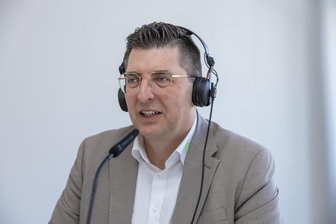 Hennigs Ventil: Auf welche Promis der Landrat des Vogtlandkreises bei seinem neuen Podcast setzt - Landrat Thomas Hennig hat neuerdings einen eigenen Podcast. Dabei kommt er ins Gespräch mit prominenten Gästen.
