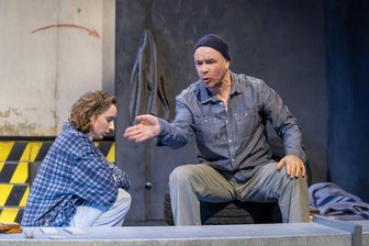 Natalie Heiß und Urs Schleiff in "Zeit im Dunkeln". Das Stück von Henning Mankell ist derzeit in einer Inszenierung von Andreas Pannach auf der kleinen Bühne BIB des Mittelsächsischen Theaters in Freiberg zu sehen.