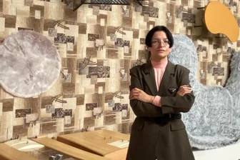 Henrike Naumann im Podcast: Stühle gegen Neonazis! - Henrike Nauman in ihrer Installation "Ostalgie".