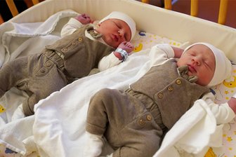 Henry Aiden und Oskar Nolan: Zwillinge sind die Neujahrsbabys am Klinikum Chemnitz - Das sind die Neujahrsbabys 2024 im Klinikum Chemnitz: die Zwillinge Henry Aiden und Oskar Nolan.