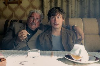 Henry Hübchen: "Der Narr hält nicht die Klappe" - Lustvolles Arbeiten: Beim Dreh des Films "Stasikomödie" mit Regisseur Leander Haußmann wurde viel improvisiert. Henry Hübchen (links) als MfS-Führungsoffizier Siemens in einer Szene mit David Kross in der Rolle des Ludger Fuchs, der die Künstlerszene des Prenzlauer Bergs infiltrieren soll.