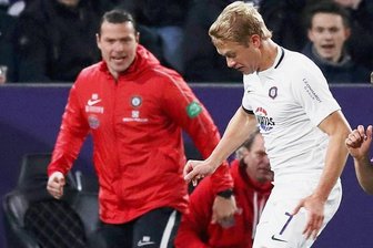 Hensels Ansage: Erzgebirge Aue muss wieder Abstiegskampf lernen - Volle Kraft voraus! Trainer Marc Hensel (li.) feuert Jan Hochscheidt an. 