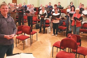 Herausforderung Beethoven angenommen - Michael Pauser probt mit seinem Chor in Langenbernsdorf.