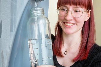 Herausforderung für Firmen im Erzgebirge: Treue der Mitarbeiter gibt es nicht zum Nulltarif - Das kostenfreie Wasser (im Foto Mitarbeiterin Hilde Zimmermann) ist nur eines der Angebote, welche die Grünhainichener Firma Wendt und Kühn ihren Mitarbeitern macht. Es gibt beispielsweise auch Massagen und eine Aktivpause.