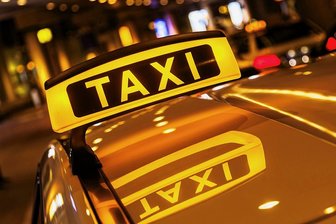 Herausforderungen im Taxigewerbe: Warum im Erzgebirge freie Taxis meist schwer zu finden sind - Das Taxi-Gewerbe in der Region sieht sich zunehmend mit Problemen konfrontiert, die bei Mitgliedern und Beschäftigten der Branche für zunehmend mehr Existenznöte sorgen (Symbolbild). 