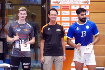 Herber Dämpfer für Zschopaus Regionalliga-Volleyballer - Im Gegensatz zum Gothaer Selman Turgul (rechts) konnte sich Zschopaus Neuzugang Niklas Germer über die von Rafael Hausotte vorgenommene MVP-Auszeichnung nicht so recht freuen.